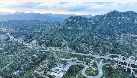 龙凤山乡交通升级，道路改造与设施完善引领地区新篇章